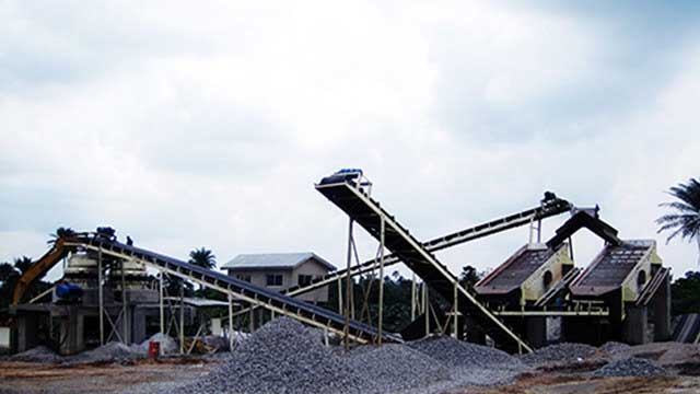 belt conveyor and vibrating screen at a granite crushing site